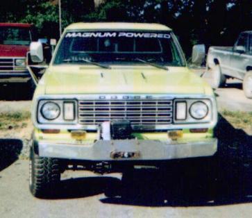 1974_Dodge_Power_Wagon2.jpg (21335 bytes)