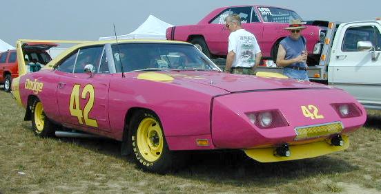 B-1969_Dodge_Daytona2_RightFront.jpg (32760 bytes)