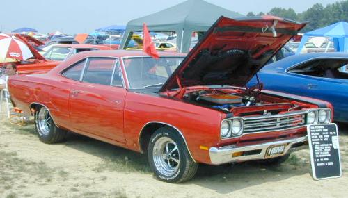 B-1969_Plymouth_RoadRunner2_RightFront.jpg (30678 bytes)