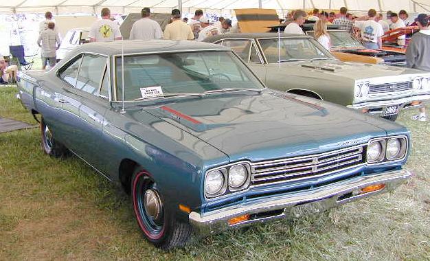 B-1969_Plymouth_RoadRunner_RightFront.jpg (64467 bytes)